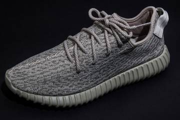 低価格で大人気の yeezyboost350 - スニーカー