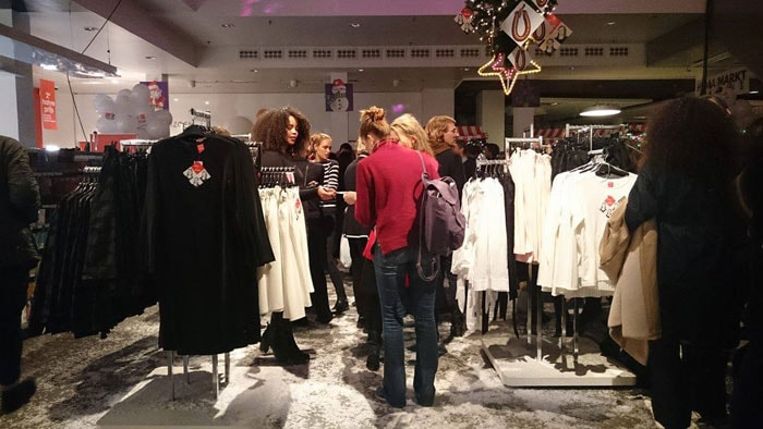 Moam voor Hema: feestelijke kleding waar je ook in kunt fietsen Moam voor Hema: feestelijke kleding waar je ook in kunt fietsen