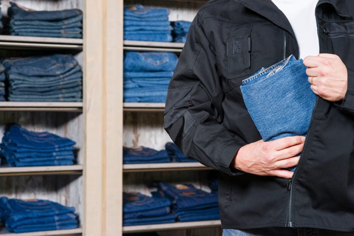 Winkeldiefstal tegengaan: investeren in poortjes of personeel? Winkeldiefstal tegengaan: investeren in poortjes of personeel?