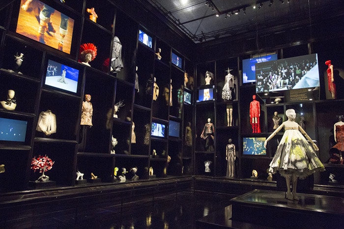Alexander McQueen: Savage Beauty eindelijk in Londen Alexander McQueen: Savage Beauty eindelijk in Londen