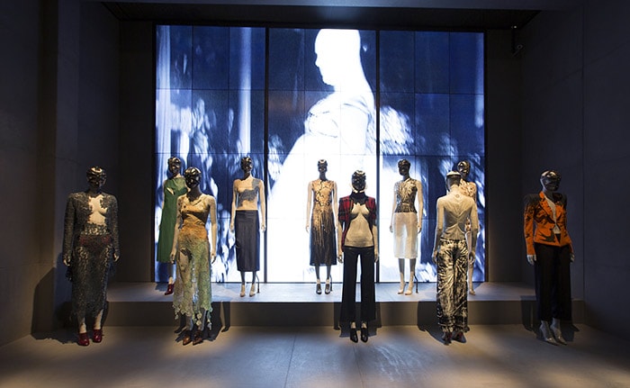 Alexander McQueen: Savage Beauty eindelijk in Londen Alexander McQueen: Savage Beauty eindelijk in Londen