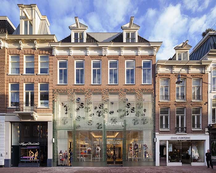 Kijken: nieuw winkelpand met glazen gevel aan de PC Hooftstraat Kijken: nieuw winkelpand met glazen gevel aan de PC Hooftstraat