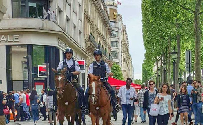 Franse luxewinkels mogen nu ook op zondag open Franse luxewinkels mogen nu ook op zondag open