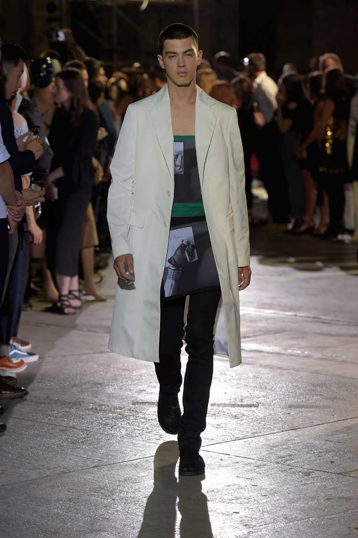 In beeld: Raf Simons SS17 show op Pitti Uomo In beeld: Raf Simons SS17 show op Pitti Uomo
