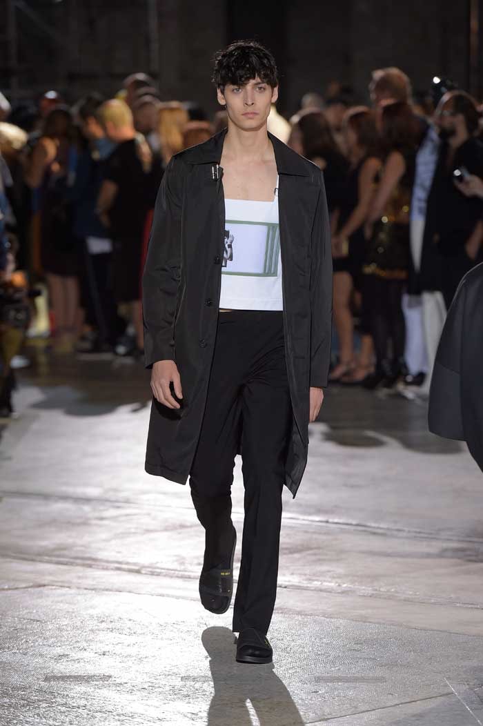 In beeld: Raf Simons SS17 show op Pitti Uomo In beeld: Raf Simons SS17 show op Pitti Uomo
