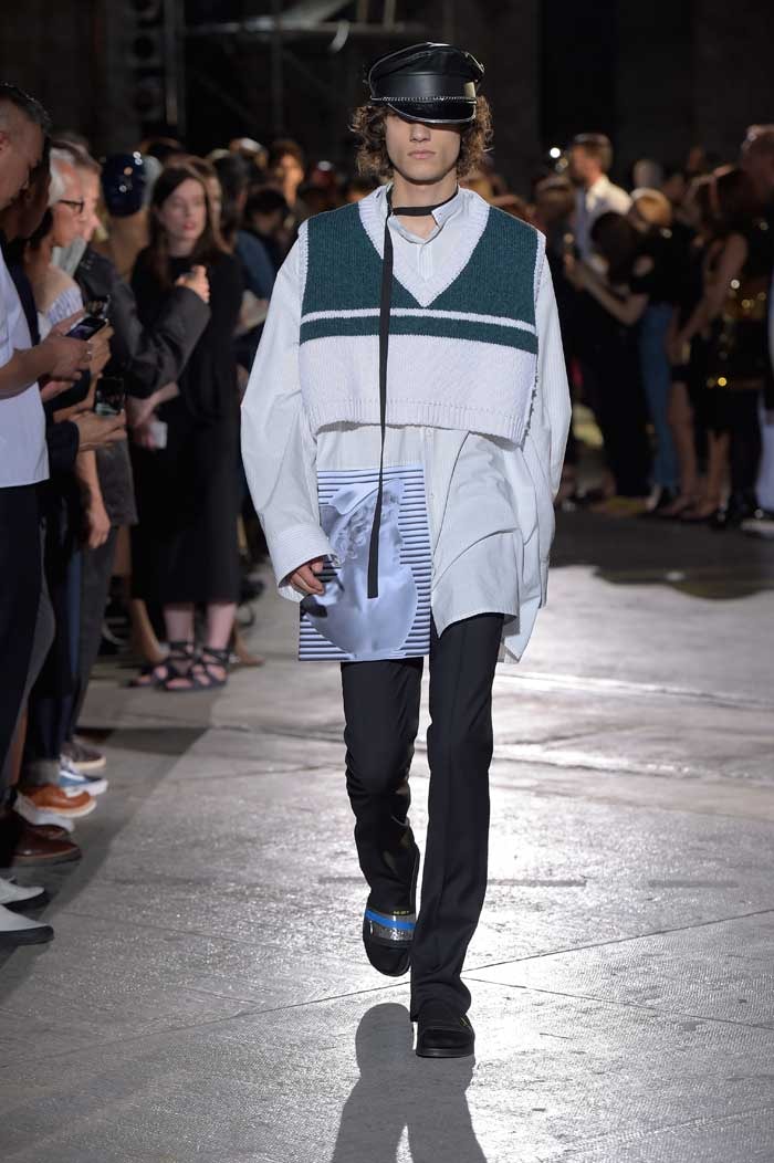In beeld: Raf Simons SS17 show op Pitti Uomo In beeld: Raf Simons SS17 show op Pitti Uomo