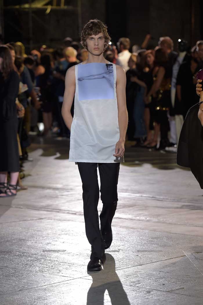 In beeld: Raf Simons SS17 show op Pitti Uomo In beeld: Raf Simons SS17 show op Pitti Uomo