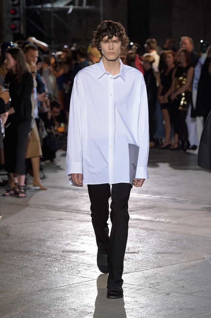 In beeld: Raf Simons SS17 show op Pitti Uomo In beeld: Raf Simons SS17 show op Pitti Uomo