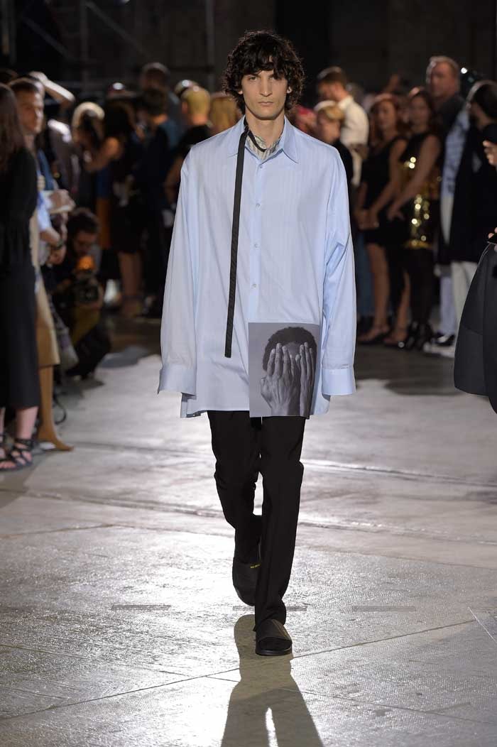 In beeld: Raf Simons SS17 show op Pitti Uomo In beeld: Raf Simons SS17 show op Pitti Uomo