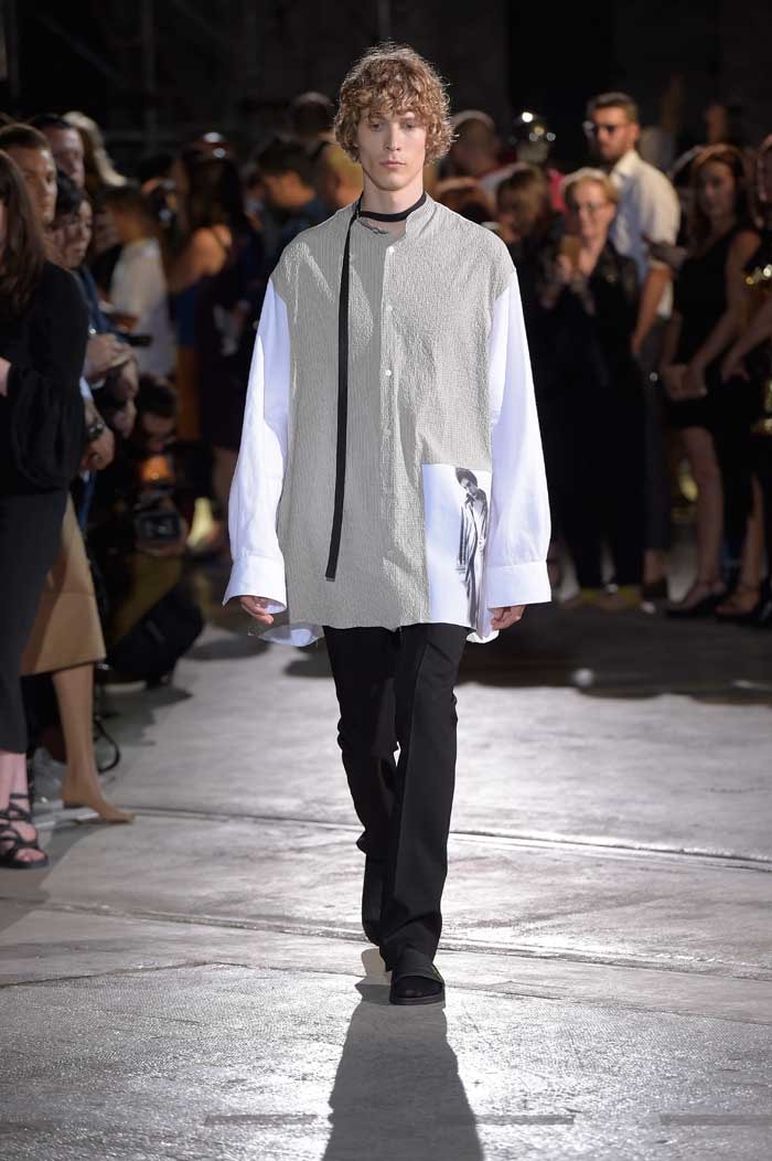 In beeld: Raf Simons SS17 show op Pitti Uomo In beeld: Raf Simons SS17 show op Pitti Uomo