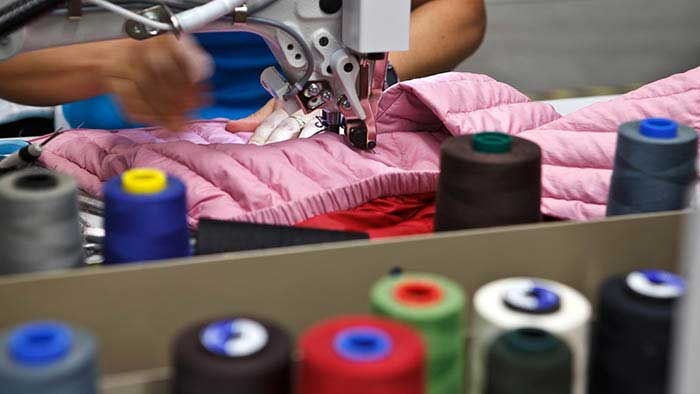 Jaarlijks worden er 21,5 miljoen kledingstukken verspild Jaarlijks worden er 21,5 miljoen kledingstukken verspild