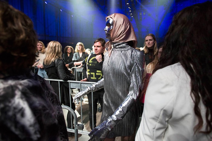Maison the Faux houdt spiegel voor aan publiek Amsterdam Fashion Week Maison the Faux houdt spiegel voor aan publiek Amsterdam Fashion Week