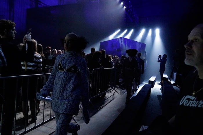 Maison the Faux houdt spiegel voor aan publiek Amsterdam Fashion Week Maison the Faux houdt spiegel voor aan publiek Amsterdam Fashion Week