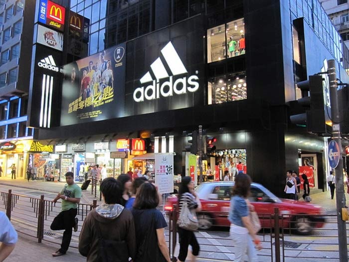 's Werelds duurste winkelstraten en wat Adidas, Chanel en Moncler daarvoor moeten verkopen 's Werelds duurste winkelstraten en wat Adidas, Chanel en Moncler daarvoor moeten verkopen