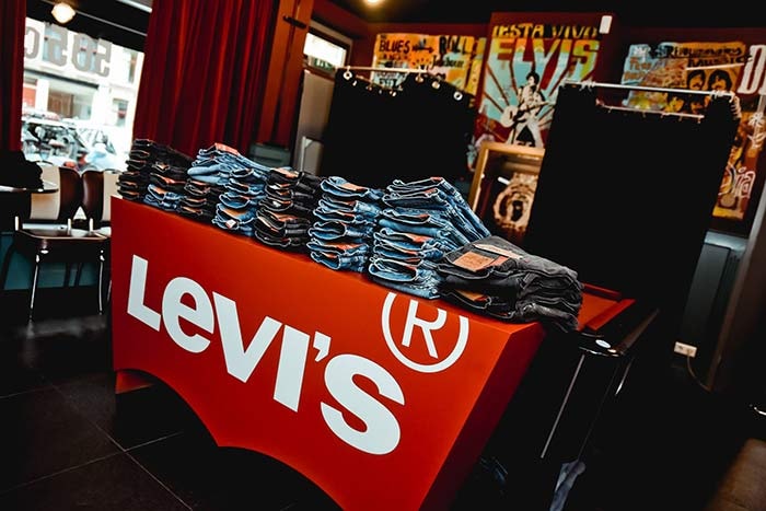 's Werelds duurste winkelstraten en wat Adidas, Chanel en Moncler daarvoor moeten verkopen 's Werelds duurste winkelstraten en wat Adidas, Chanel en Moncler daarvoor moeten verkopen