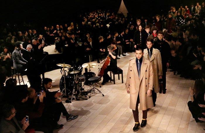 Burberry gooit roer om met catwalkshows en verkoopstrategie Burberry gooit roer om met catwalkshows en verkoopstrategie