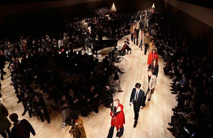Burberry gooit roer om met catwalkshows en verkoopstrategie Burberry gooit roer om met catwalkshows en verkoopstrategie