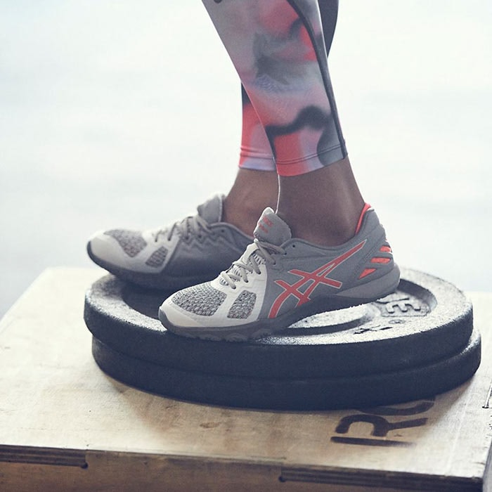 Asics ziet omzet en winst dalen in 2016 Asics ziet omzet en winst dalen in 2016