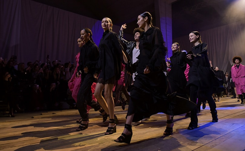 Grijpgrage handen bij ‘See Now Buy Now’ H&M Studio SS17 Grijpgrage handen bij ‘See Now Buy Now’ H&M Studio SS17