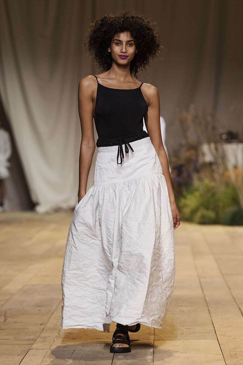 Grijpgrage handen bij ‘See Now Buy Now’ H&M Studio SS17 Grijpgrage handen bij ‘See Now Buy Now’ H&M Studio SS17