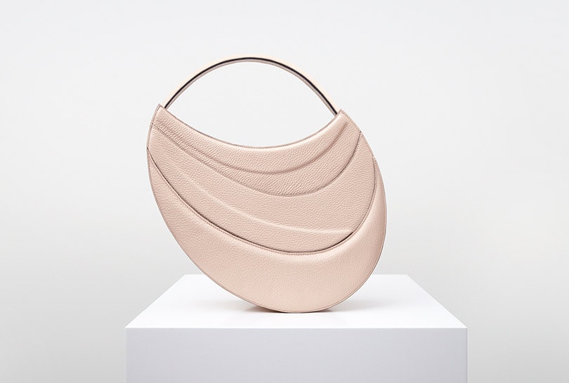 Bijzondere tas in de etalage bij Kiki Niesten tijdens TEFAF Bijzondere tas in de etalage bij Kiki Niesten tijdens TEFAF