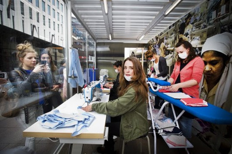 Pop-up sweatshop dringt industrie aan om transparanter te zijn Pop-up sweatshop dringt industrie aan om transparanter te zijn
