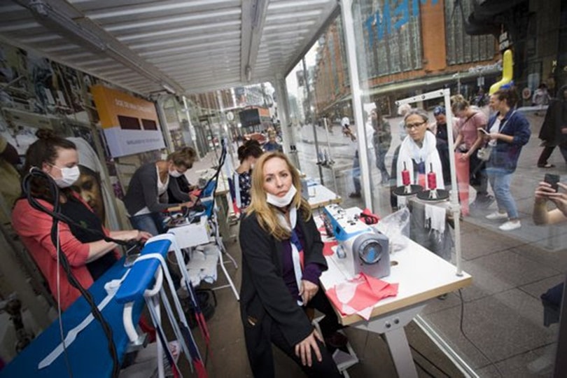 Pop-up sweatshop dringt industrie aan om transparanter te zijn Pop-up sweatshop dringt industrie aan om transparanter te zijn
