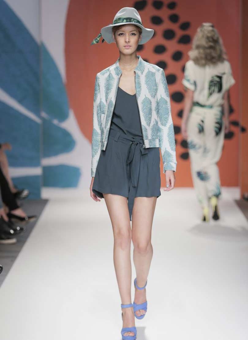 In Beeld: Kleurrijke eerste modeshow van Fabienne Chapot In Beeld: Kleurrijke eerste modeshow van Fabienne Chapot
