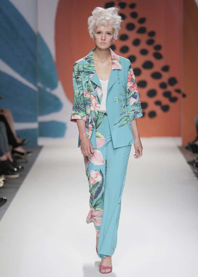 In Beeld: Kleurrijke eerste modeshow van Fabienne Chapot In Beeld: Kleurrijke eerste modeshow van Fabienne Chapot