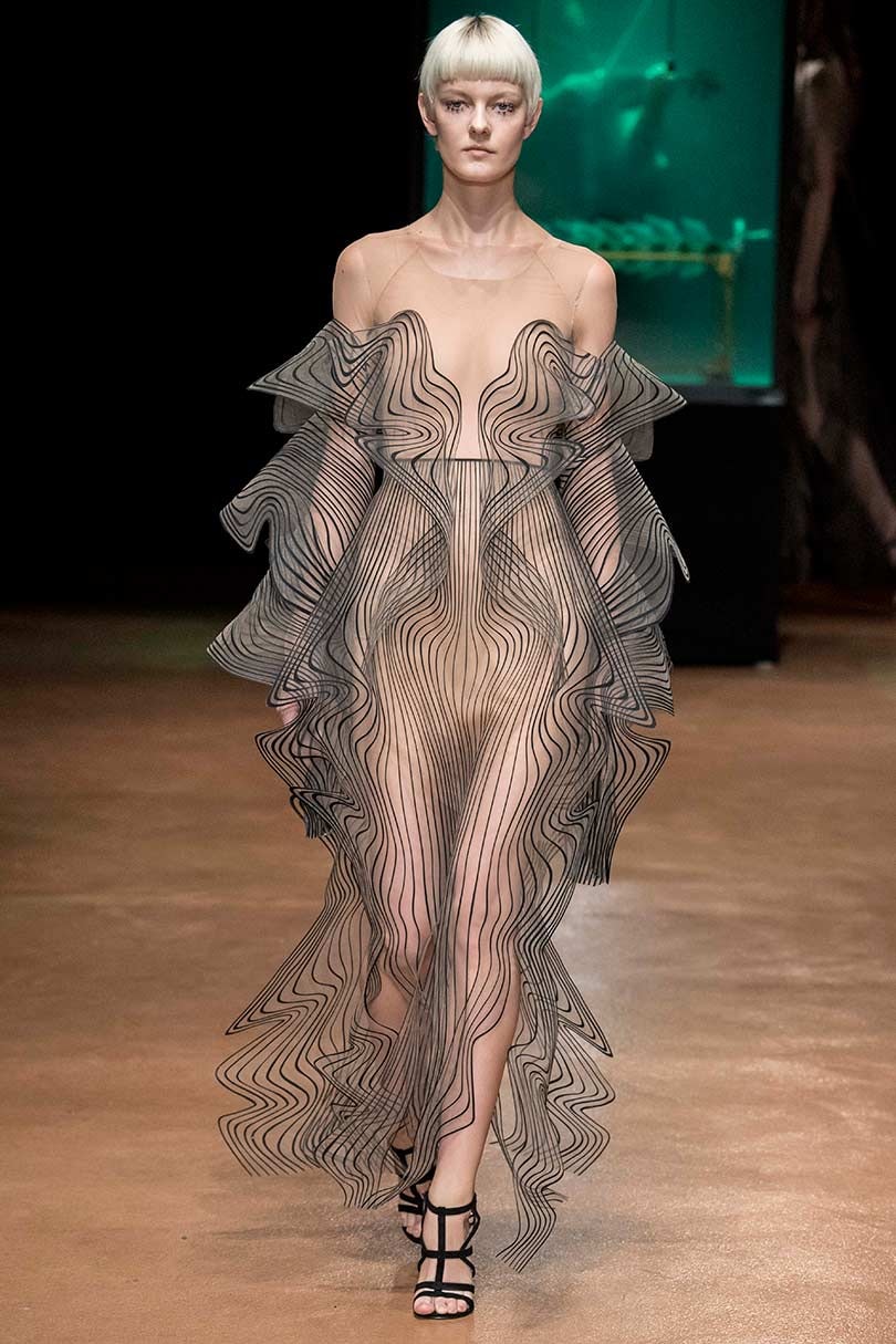 Kijken: Iris van Herpen showt op de Parijse coutureweek Kijken: Iris van Herpen showt op de Parijse coutureweek