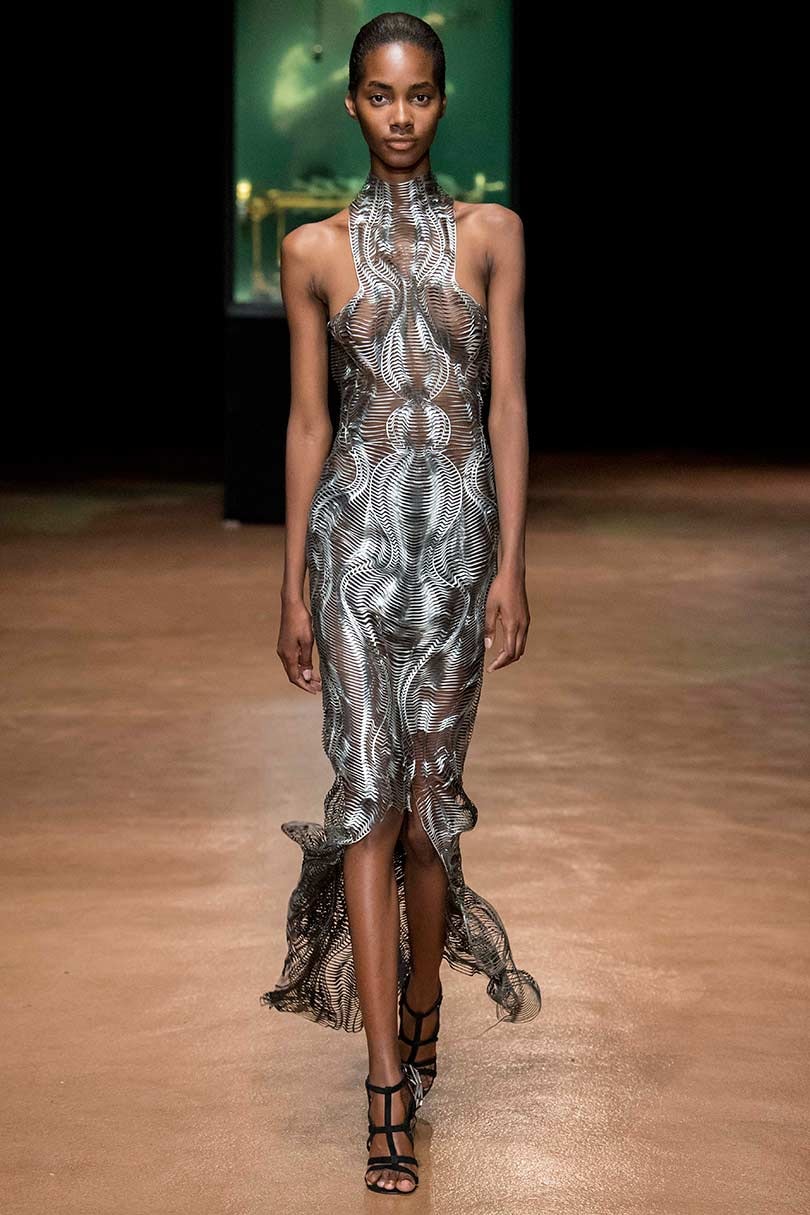 Kijken: Iris van Herpen showt op de Parijse coutureweek Kijken: Iris van Herpen showt op de Parijse coutureweek