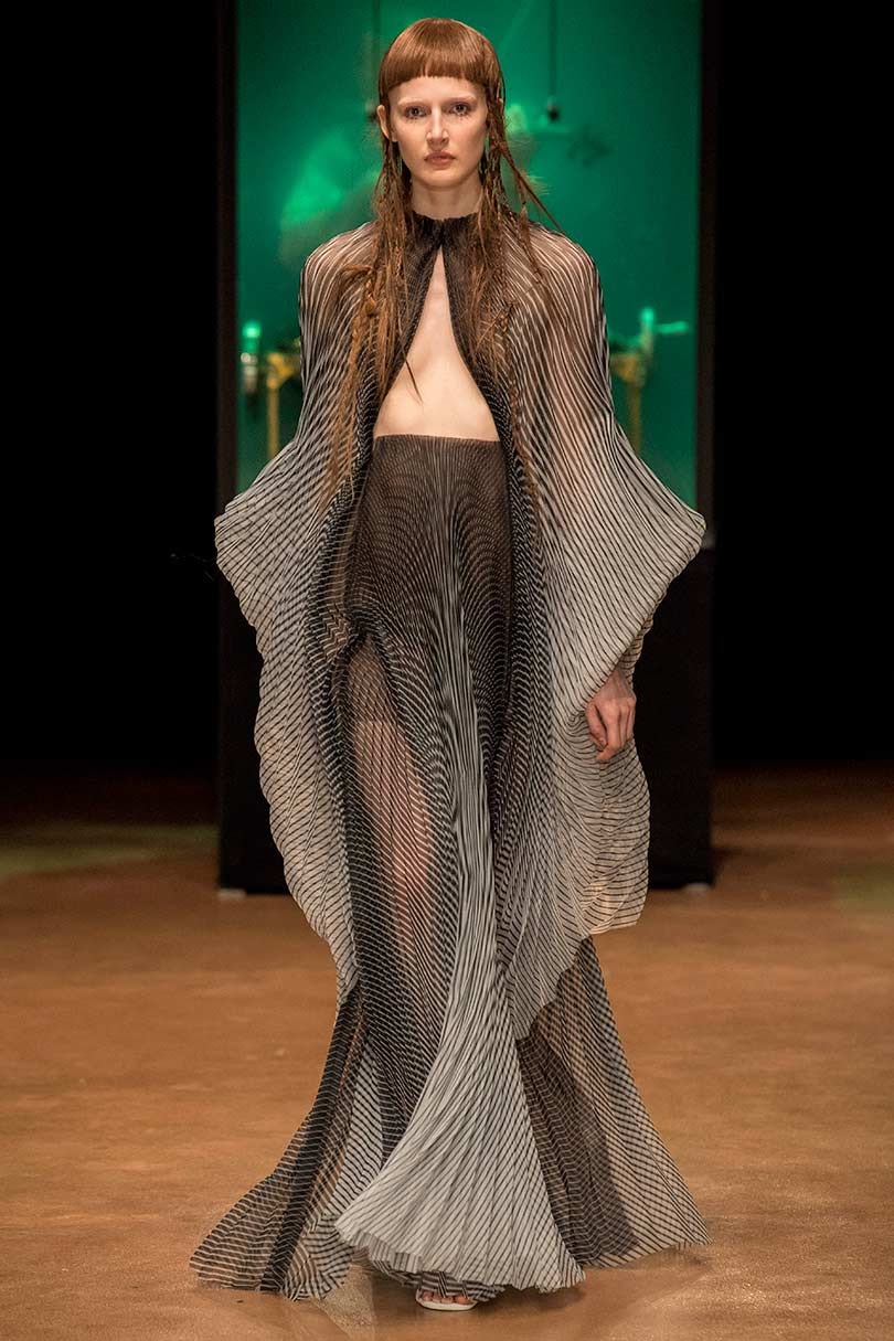 Kijken: Iris van Herpen showt op de Parijse coutureweek Kijken: Iris van Herpen showt op de Parijse coutureweek