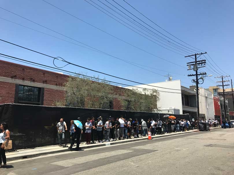 Pop-up Louis Vuitton x Supreme gesloten vanwege drukte Pop-up Louis Vuitton x Supreme gesloten vanwege drukte