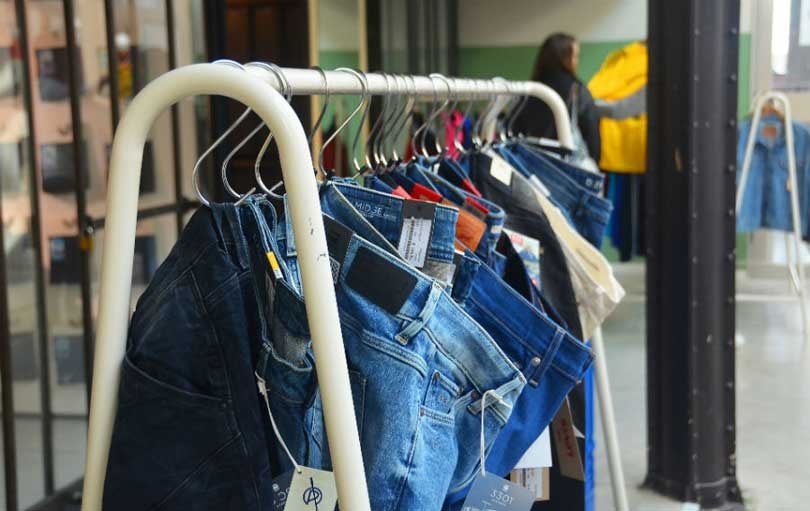 Denim tot de dood: het verhaal van de Japanse liefde voor de spijkerbroek Denim tot de dood: het verhaal van de Japanse liefde voor de spijkerbroek