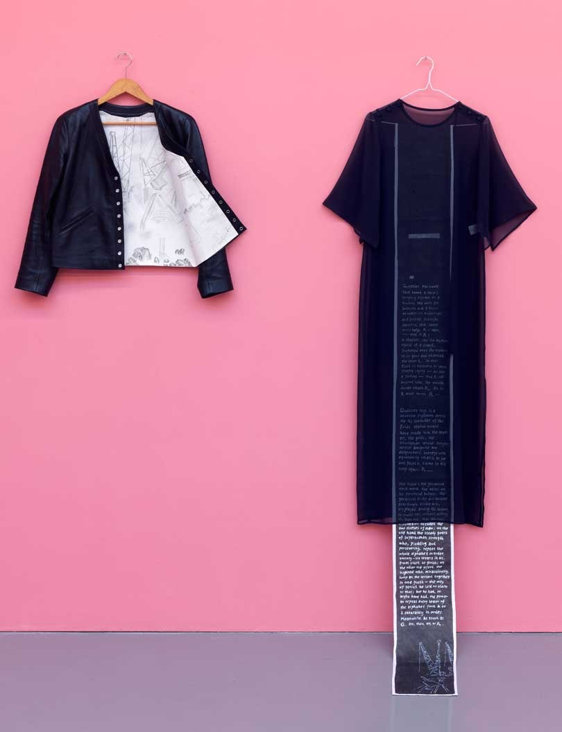 Kijken: Kunstenaar gebruikt kleding Agnès B. voor kunstinstallatie Kijken: Kunstenaar gebruikt kleding Agnès B. voor kunstinstallatie