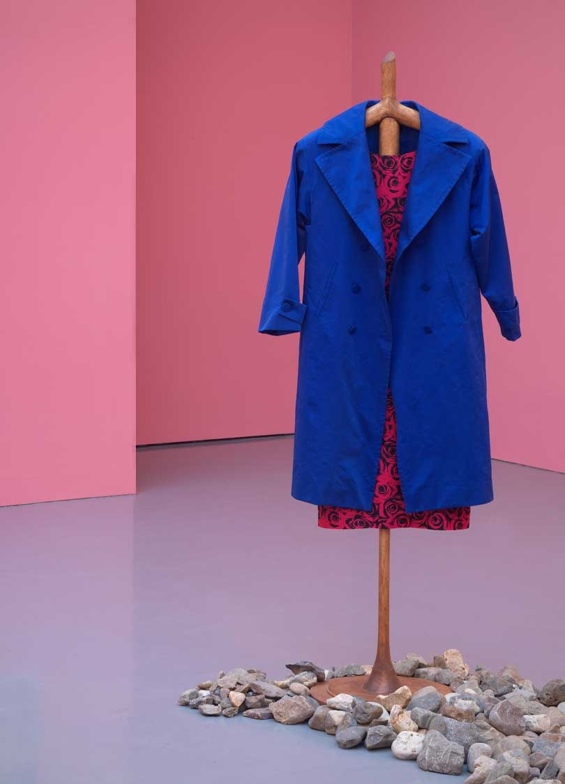 Kijken: Kunstenaar gebruikt kleding Agnès B. voor kunstinstallatie Kijken: Kunstenaar gebruikt kleding Agnès B. voor kunstinstallatie