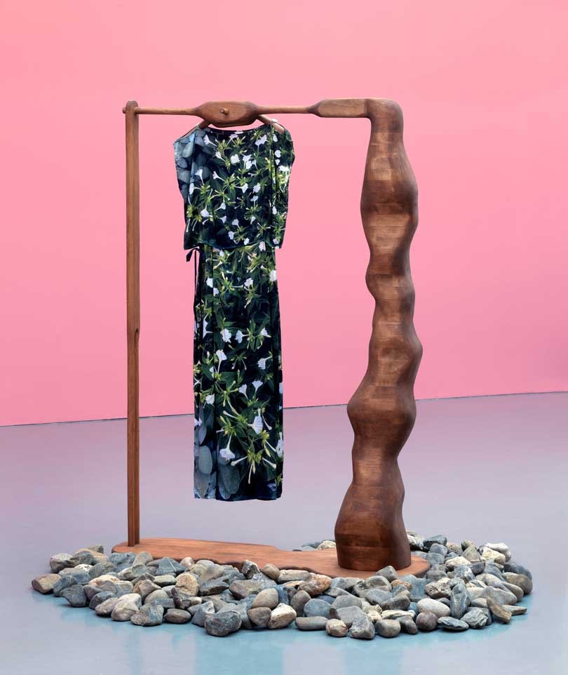 Kijken: Kunstenaar gebruikt kleding Agnès B. voor kunstinstallatie Kijken: Kunstenaar gebruikt kleding Agnès B. voor kunstinstallatie