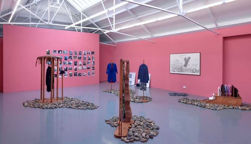 Kijken: Kunstenaar gebruikt kleding Agnès B. voor kunstinstallatie Kijken: Kunstenaar gebruikt kleding Agnès B. voor kunstinstallatie