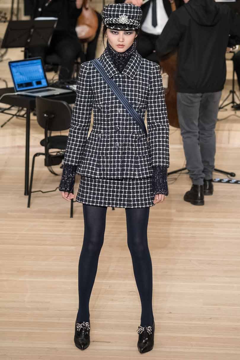 Kijken: Lagerfeld toont Chanel's Métier d’Art in geboortestad Hamburg Kijken: Lagerfeld toont Chanel's Métier d’Art in geboortestad Hamburg