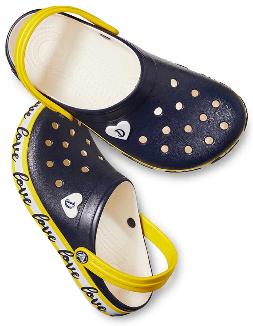 In beeld: de eerste celebrity-samenwerking van Crocs met Drew Barrymore In beeld: de eerste celebrity-samenwerking van Crocs met Drew Barrymore