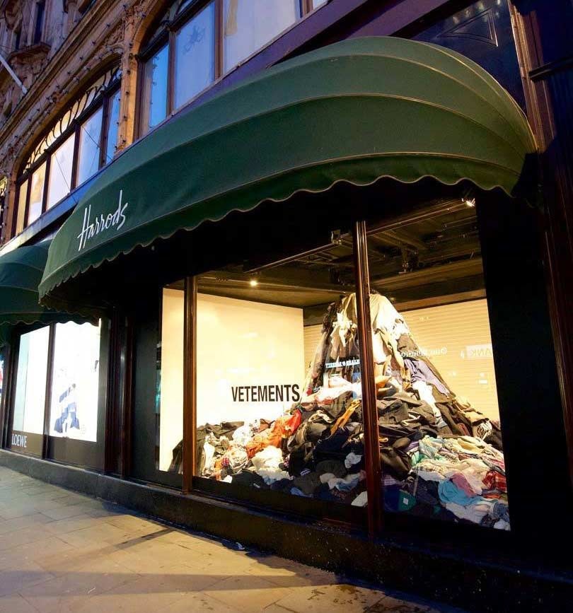 Kijken: Vetements maakt statement tegen overconsumptie in etalages Harrods Kijken: Vetements maakt statement tegen overconsumptie in etalages Harrods