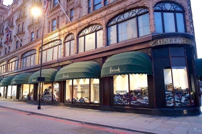 Kijken: Vetements maakt statement tegen overconsumptie in etalages Harrods Kijken: Vetements maakt statement tegen overconsumptie in etalages Harrods