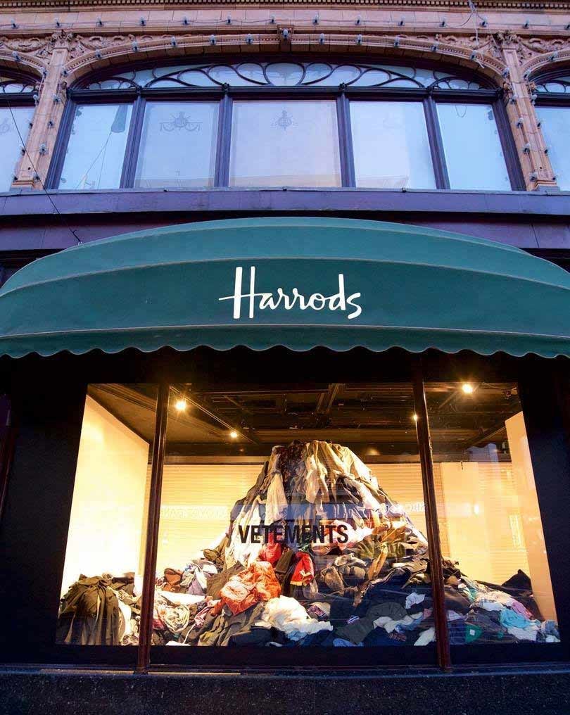 Kijken: Vetements maakt statement tegen overconsumptie in etalages Harrods Kijken: Vetements maakt statement tegen overconsumptie in etalages Harrods