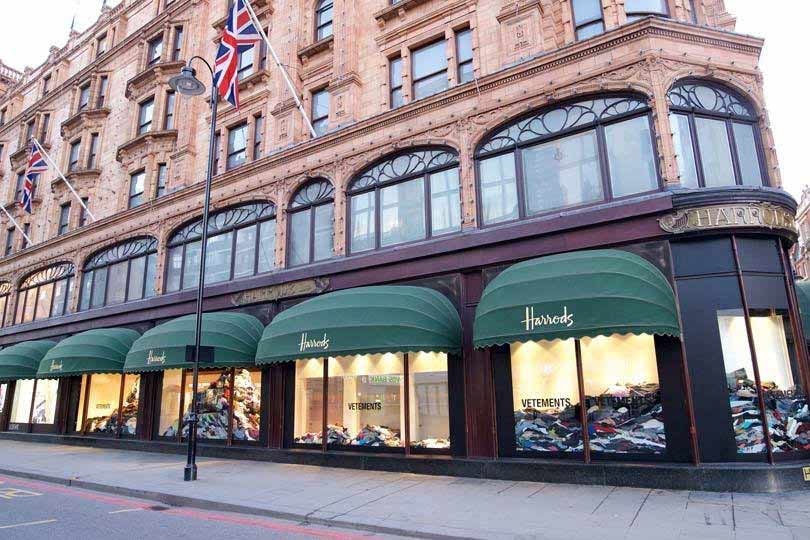 Kijken: Vetements maakt statement tegen overconsumptie in etalages Harrods Kijken: Vetements maakt statement tegen overconsumptie in etalages Harrods