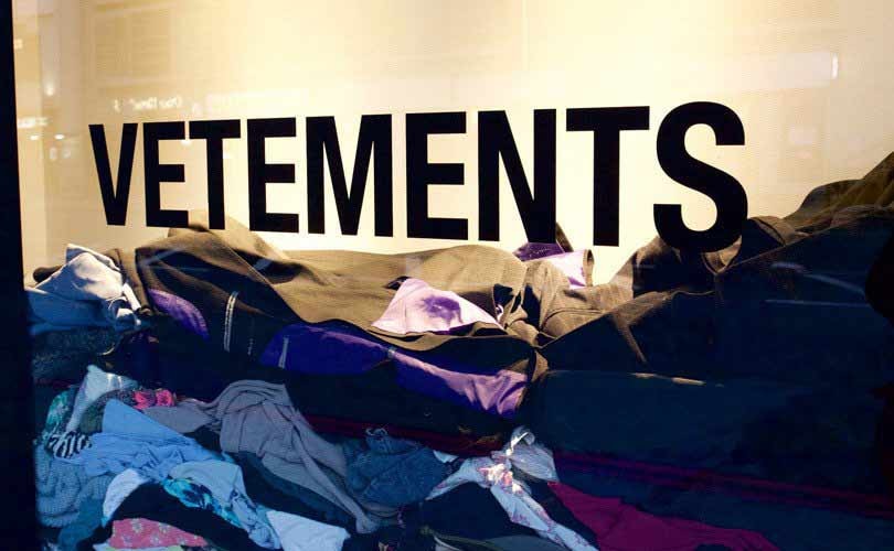 Kijken: Vetements maakt statement tegen overconsumptie in etalages Harrods Kijken: Vetements maakt statement tegen overconsumptie in etalages Harrods