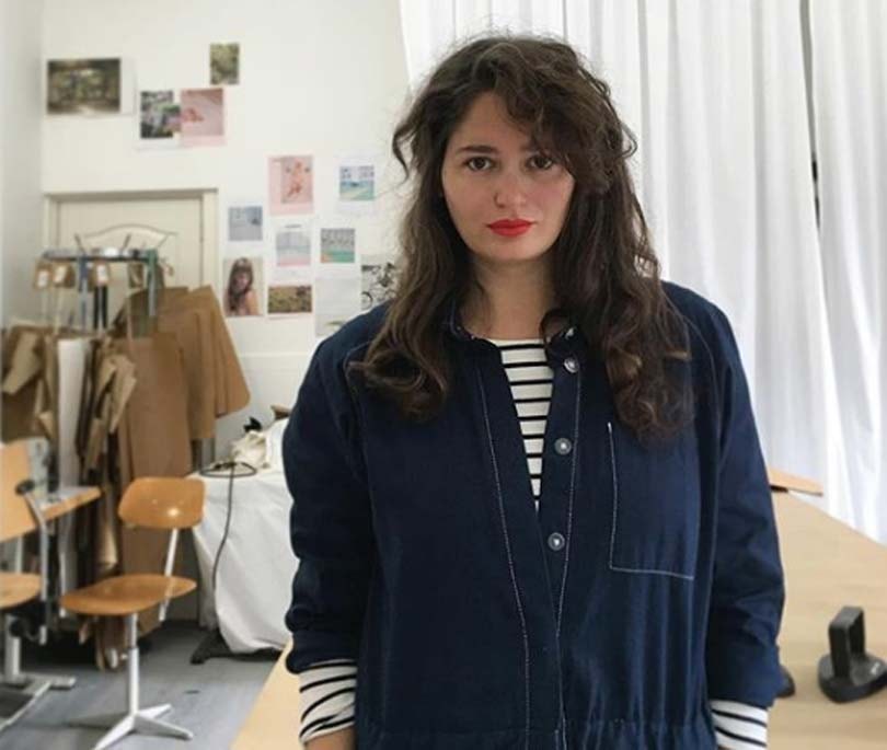 Rotterdamse modemaker Daisy Kroon: “Ik ben mij er bewust van dat er al zoveel kleding wordt gemaakt” Rotterdamse modemaker Daisy Kroon: “Ik ben mij er bewust van dat er al zoveel kleding wordt gemaakt”