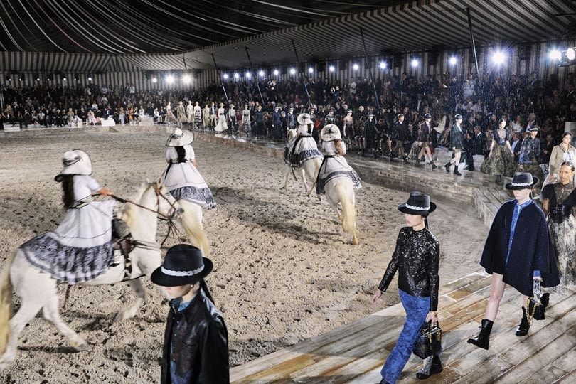 In Beeld: Cruisecollecties 2019 van Louis Vuitton en Dior In Beeld: Cruisecollecties 2019 van Louis Vuitton en Dior