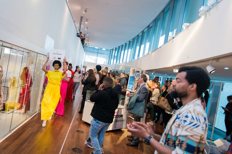 Modemuze@OBA: innovatieve modetentoonstelling in de Amsterdamse bieb Modemuze@OBA: innovatieve modetentoonstelling in de Amsterdamse bieb