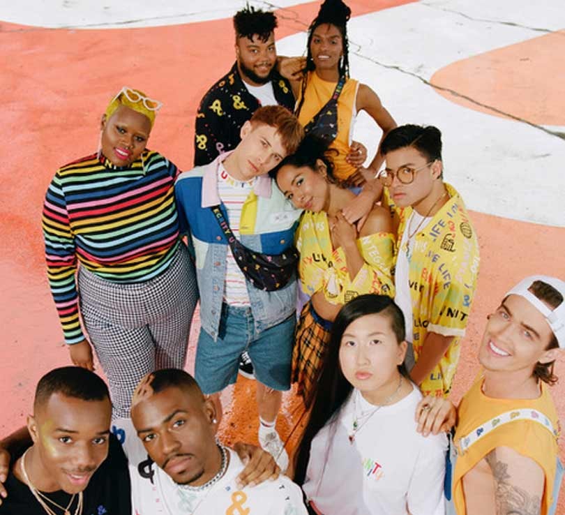 Pride collecties 2018: Slogans, felle kleuren en regenbogen Pride collecties 2018: Slogans, felle kleuren en regenbogen