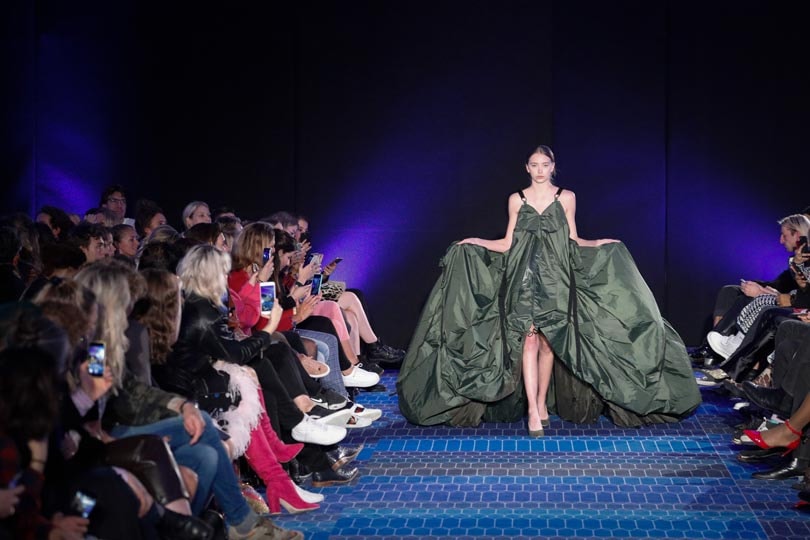 Ontwerper Benchellal maakt haute couture van oude legeruniformen Ontwerper Benchellal maakt haute couture van oude legeruniformen